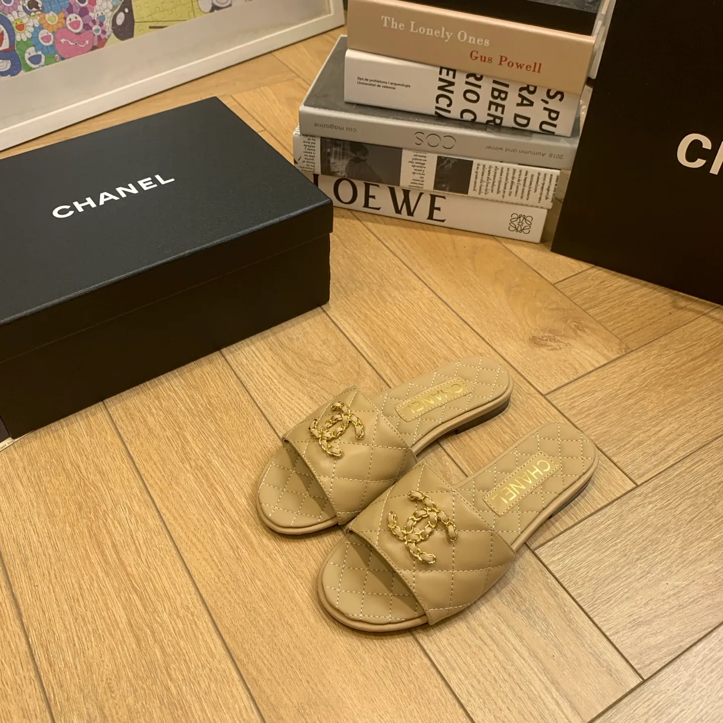 👟👟Ex-factory price 500👟👟 🍀Chanel Xiaoxiang 25ss new lazy double C-buckle slippers. Versatile, slimming and elegant slippers. A slipper with great appearance. It looks great with any combination! Lazy slippers are worth recommending. Calfskin upper, mixed sheepskin lining, Italian genuine leather outsole. Size: 35-41 (40 and 41 customized, non-refundable) 👉